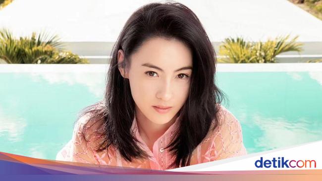 Artis  Terkenal Hong Kong  Ditendang dari Pesawat Alasannya   Artis  Terkenal Hong Kong  Ditendang dari Pesawat Alasannya