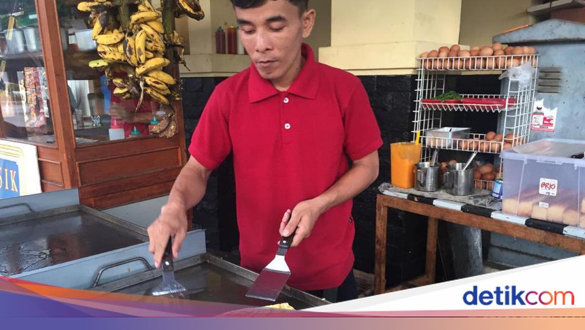 Roti John Isi Daging hingga Cokelat Pisang yang Laris di Kedai Ini