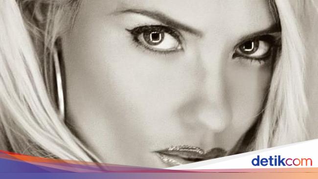 Mantan Model Playboy Dikritik, Posting Foto Menyusui Anak Berusia 4 Tahun