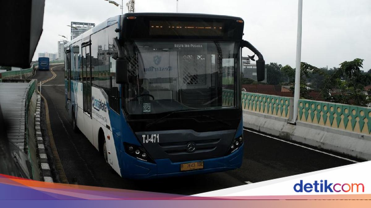 TransJ 'Jalur Langit' Terlambat Gegara Truk Mogok, Penumpang Numpuk di CSW