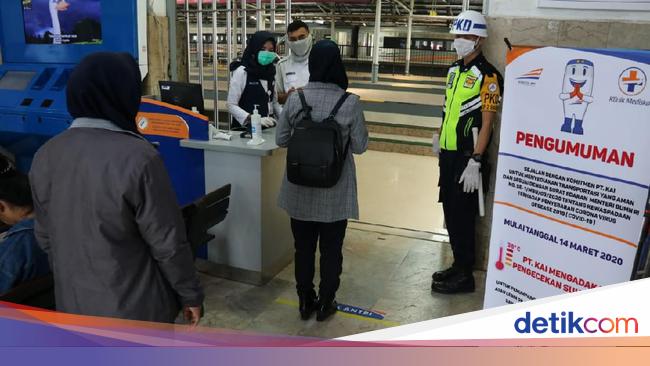 Antrean Penumpang Di Stasiun Bandung Dibatasi Jarak 1 Meter