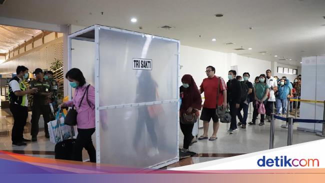 Dua Bilik Sterilisasi Corona Dipasang Di Pintu Kedatangan Bandara Juanda