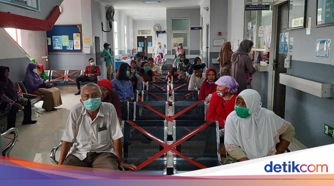 Puskesmas Surabaya Terapkan Social Distancing Tempat Duduk Berjarak 1 Meter
