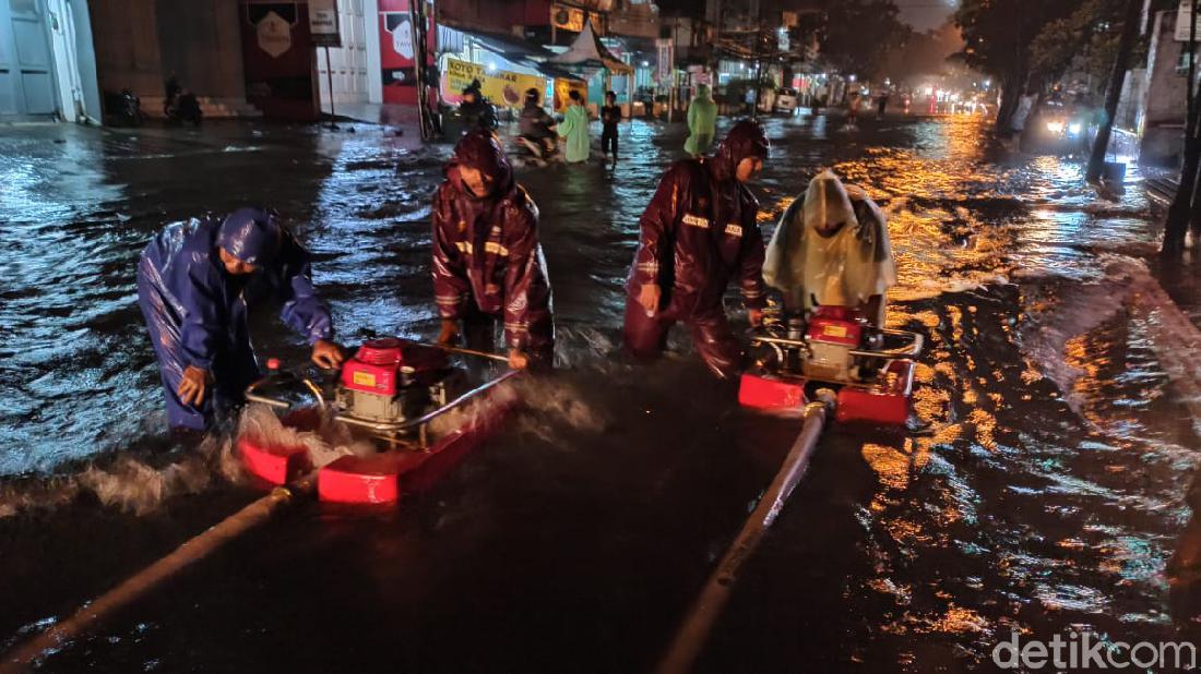 Hujan Deras, Sejumlah Titik Di Kota Bandung Terendam Banjir