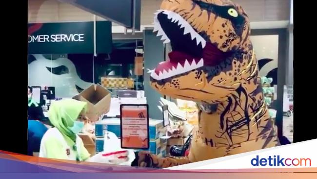 Kocak! Viral 'T-rex' #JagaJarakDulu Belanja ke Mall