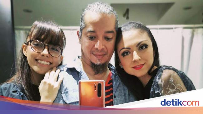 Foto Pria yang Menjalani Hidup Poliamori Akur Bersama 