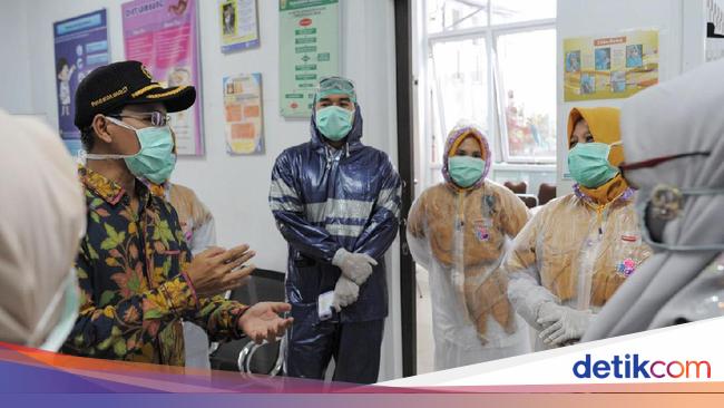 Apd Terbatas Petugas Medis Puskesmas Di Banda Aceh Pakai Jas Hujan