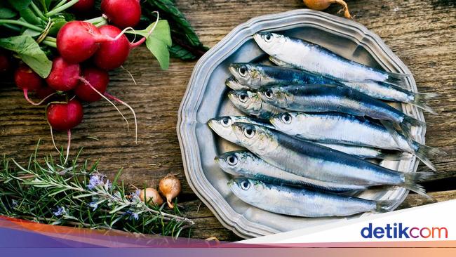 1 person dies after eating sardines, 12 are hospitalized