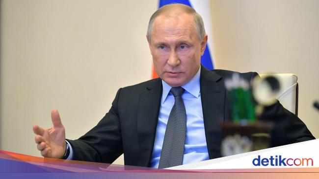 Vladimir Putin Recognizes Independence of 2 Regions in Eastern Ukraine