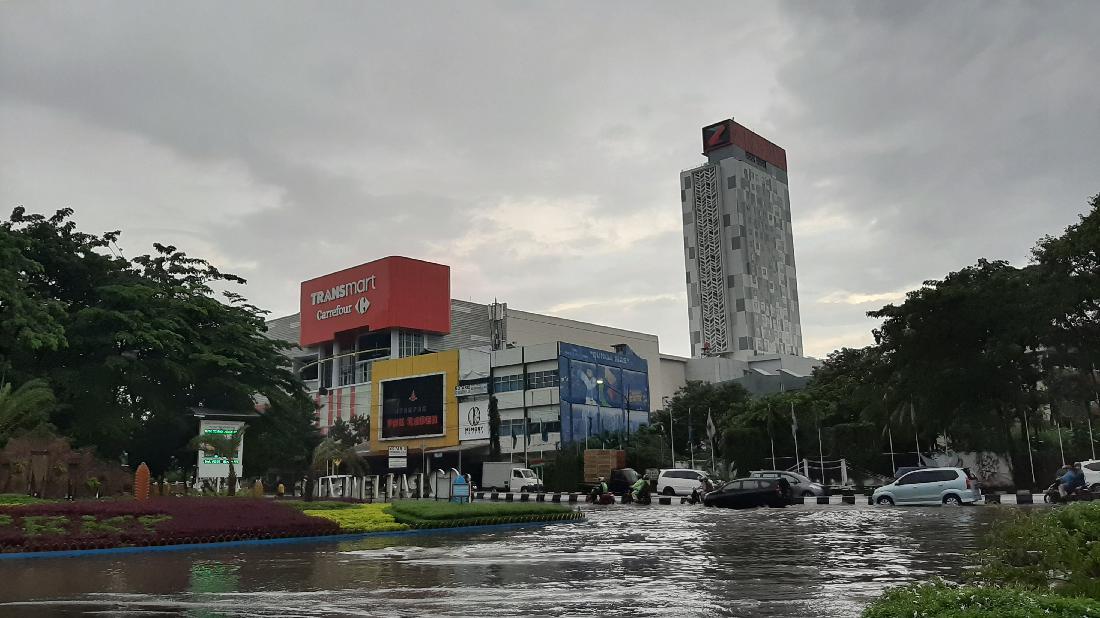 Diguyur Hujan Deras, Sejumlah Ruas Jalan Di Palembang Terendam Banjir