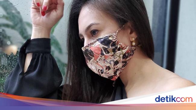  Foto Macam  macam  Gaya Artis Indonesia Pakai Masker Kain