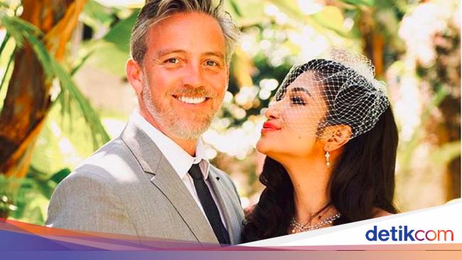 Paris Chong Foto Rumor Theory