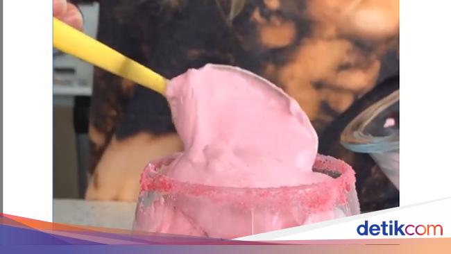 Susu Strawberry Kocok Jadi Tren Minuman Viral di TikTok Susu Strawberry Kocok Jadi Tren Minuman Viral di TikTok