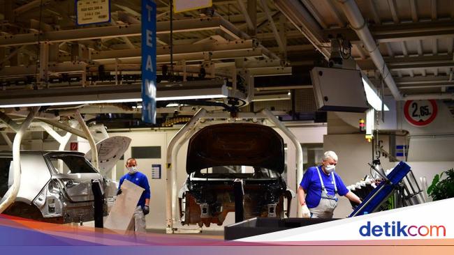 Pabrik mobil sedang beroperasi