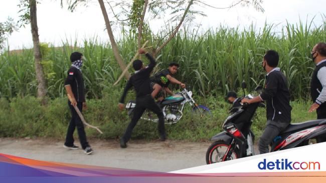 Viral Video Warga Bersenjata Pentungan Bubarkan Balap Liar di Jombang - Detiknews