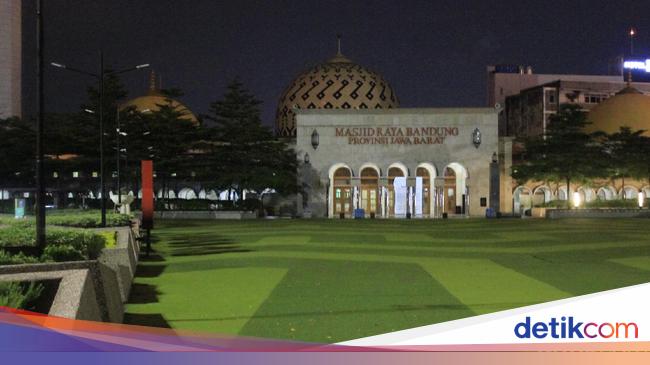 Heningnya Malam  Ramadhan di Masjid Raya Bandung