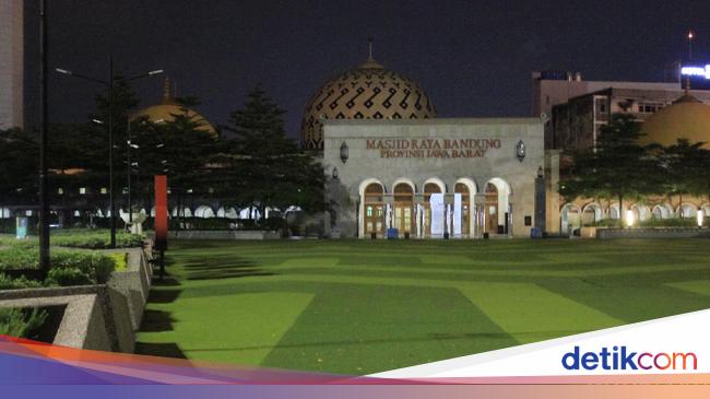 Heningnya Malam Ramadhan di Masjid Raya Bandung Heningnya Malam Ramadhan di Masjid Raya Bandung