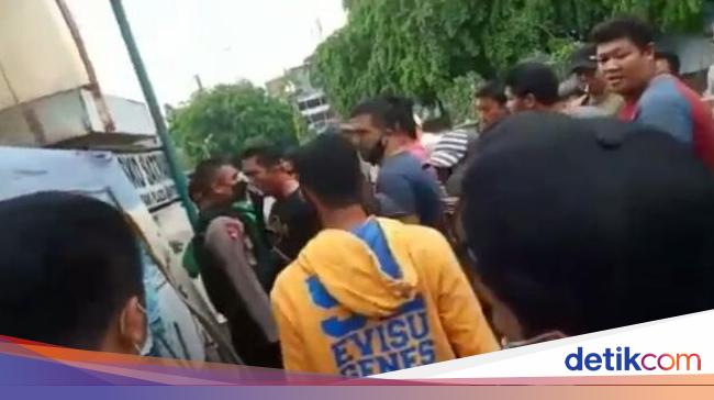 Viral Anggota Brimob Diteriaki Sekelompok Pria di Medan, Polisi Turun Tangan - detikNews