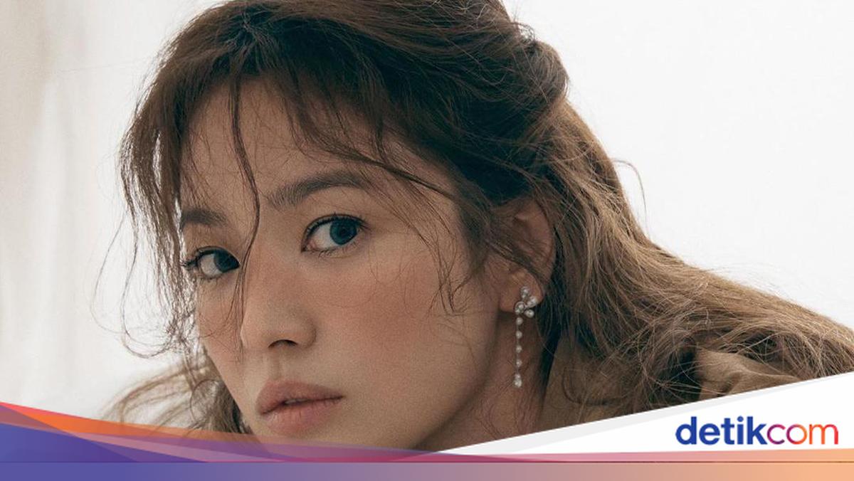 Qizlar tabiiy kokraklarini silkitadilar