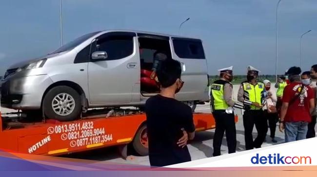 Truk Derek Angkut Mobil Isi 8 Pemudik Dihentikan di Exit Truk Derek Angkut Mobil Isi 8 Pemudik Dihentikan di Exit