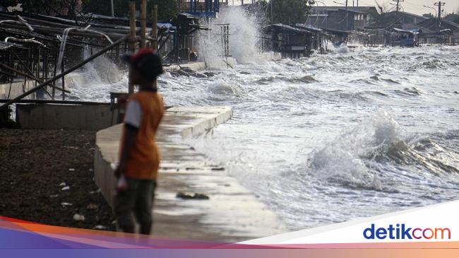 BMKG Keluarkan Peringatan Gelombang Sangat Tinggi di Laut Selatan Jateng