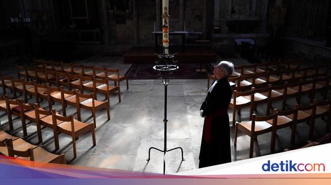 Nyala Lilin Paskah Tandai Dibukanya Gereja York Minster di Nyala Lilin Paskah Tandai Dibukanya Gereja York Minster di