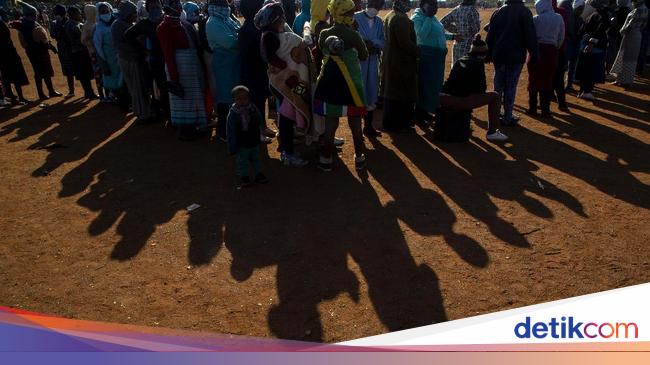Nenek terinjak-injak saat antre BLT di balai desa