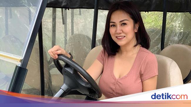 Sisi Lain Tante Erni Montir Cantik di Balik Kemudi