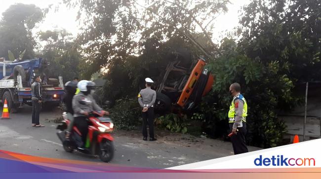 Diduga Rem Blong Truk  Bermuatan Bata Seruduk Rumah Warga 