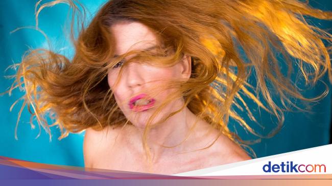 Seniman Jadi Sensasi Pakai Bikini dari Masker Bedah Seniman Jadi Sensasi Pakai Bikini dari Masker Bedah