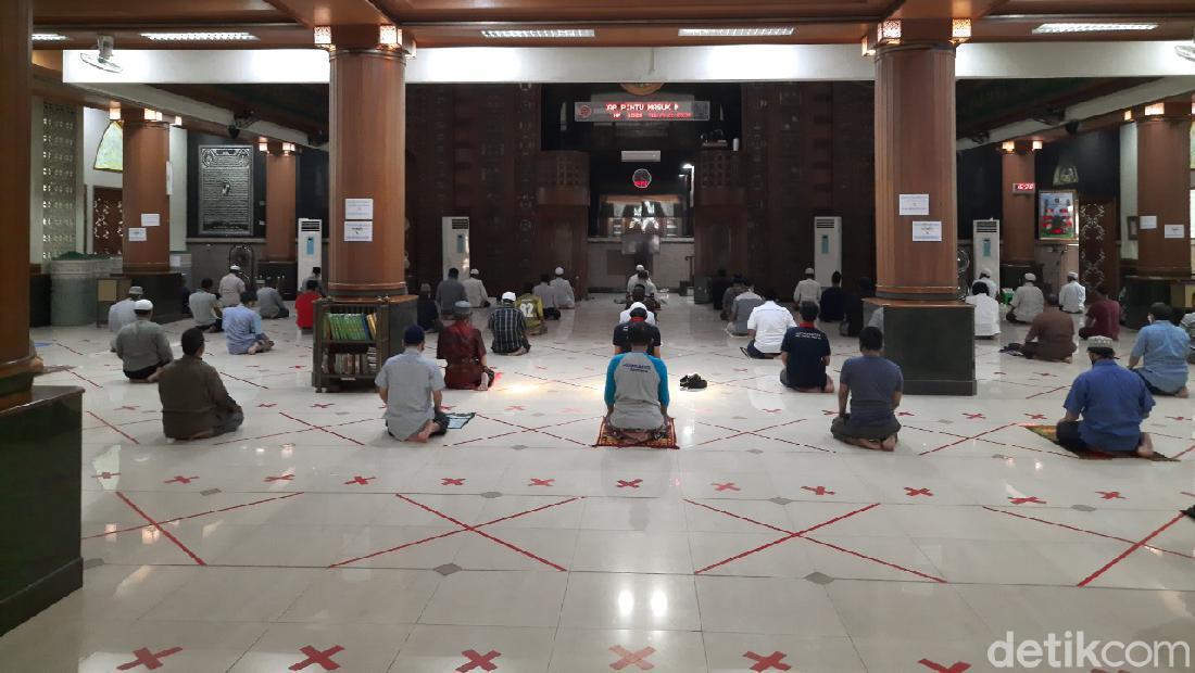 Masjid Al Barkah Bekasi Gelar Salat Berjemaah, Kapasitas Dibatasi 500 Orang