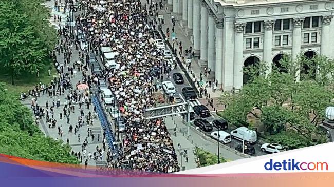 Suarakan Black Lives Matter Massa Demo George Floyd Padati Balai Kota New York