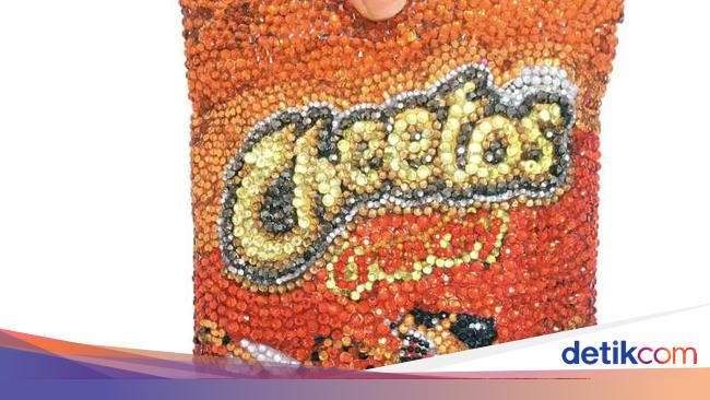 Niat Abis Wanita Ini Tempeli Kemasan Snack Dengan Ribuan Kristal Berkilau