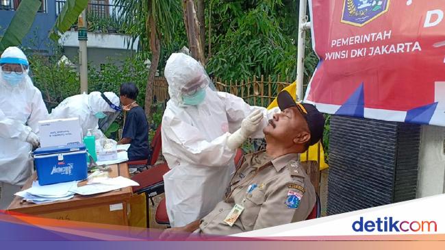 Warga hingga Pegawai Kelurahan Kebayoran Lama Selatan Jalani Tes Swab