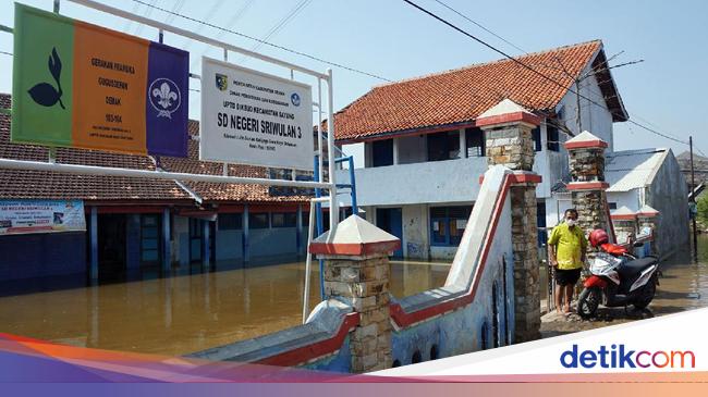 Banjir Rob Rendam Sekolah di Demak