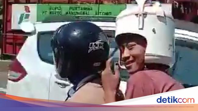 Pria Naik Motor Pakai Helm Rice Cooker Netizen Dicolokin Pria Naik Motor Pakai Helm Rice Cooker Netizen Dicolokin