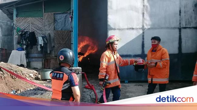 Pabrik Kasur di Sukabumi Ludes Terbakar
