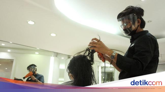 Foto Mencoba Potong  Rambut  di Salon Era New  Normal 