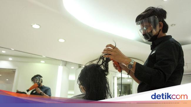 Foto Mencoba Potong Rambut di Salon Era New Normal Foto Mencoba Potong Rambut di Salon Era New Normal