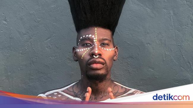 Foto Penampilan Pria  dengan Rambut  Tertinggi Pecahkan 