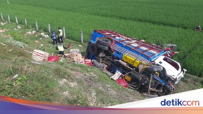 Truk Tabrak Truk di Tol Ngawi Satu Orang Tewas dan Dua Truk Tabrak Truk di Tol Ngawi Satu Orang Tewas dan Dua