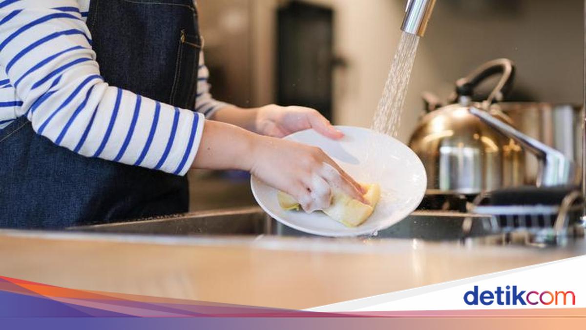 Jarang Disadari! 5 Kesalahan Pakai Spons Cuci Piring Ini Bikin Bahaya