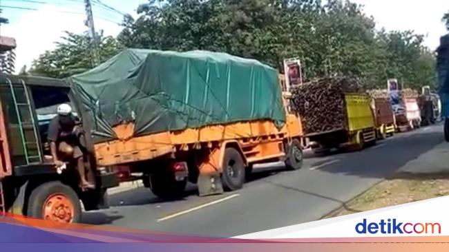 Musim Giling Antrean Truk Tebu  Macetkan Jalan Raya Blitar 