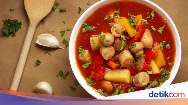 Resep Sup Merah Sosis Sayuran yang Enak dan Komplet