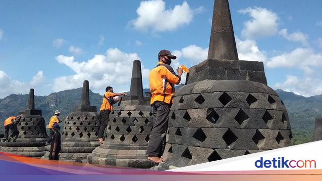 Candi Borobudur Kembali Dibersihkan dari Abu Vulkanik Merapi
