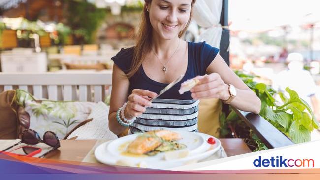 Manfaat Makan Malam Lebih Awal Bisa Turunkan Berat Badan