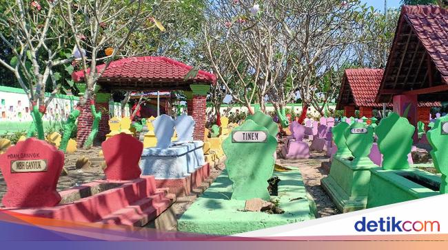 Foto Makam Warna warni yang Viral di Madiun Foto Makam Warna warni yang Viral di Madiun