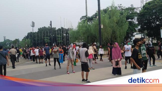 Jumlah Pengunjung Dibatasi Warga Antre Panjang Masuk Ke Ring Road Gbk