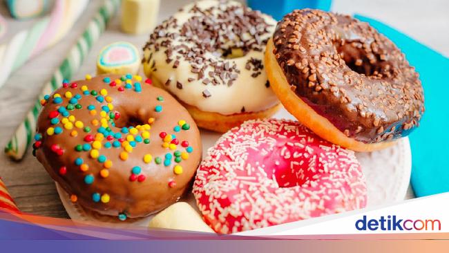 Cara Membuat Donat Topping Cokelat Dan Matcha Yang Empuk