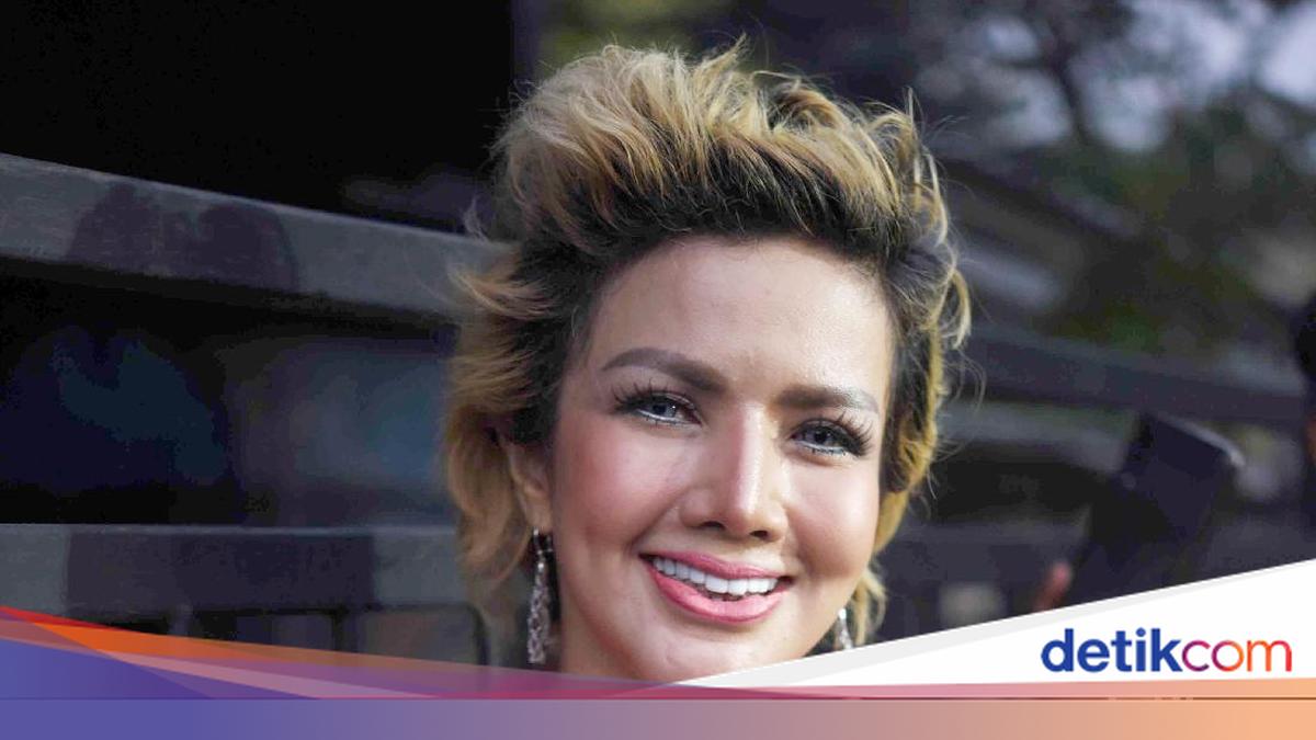 Chiroyli qoramagizlar oz mushuklarini boyniga oladilar 4ta qiz 1ta sikni soradi